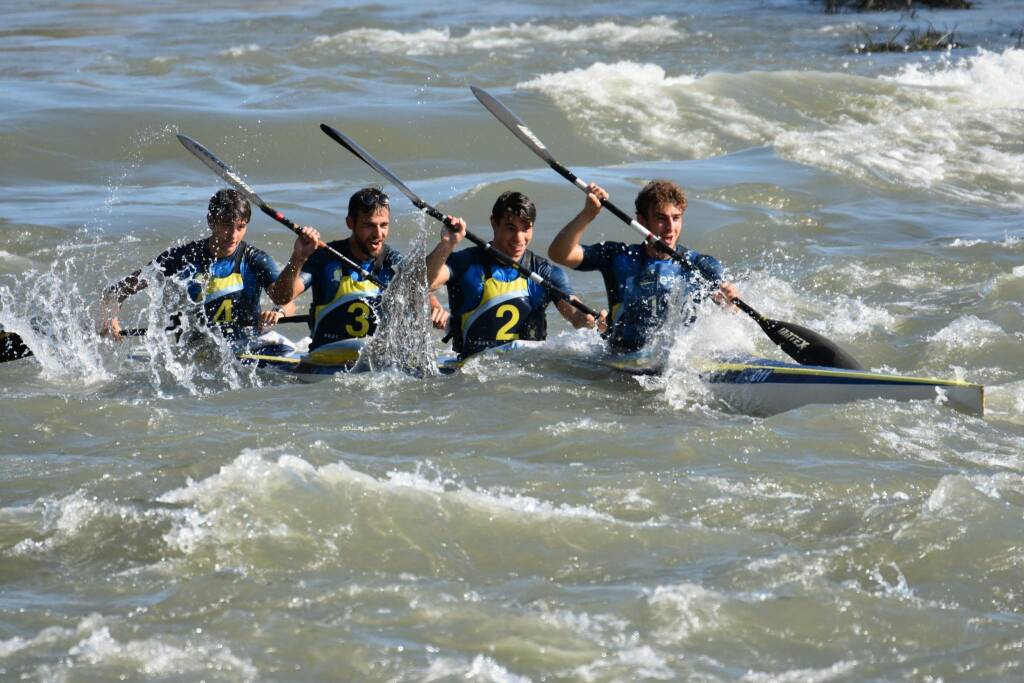 Roma Canoe Marathon – Pagaiando per l’Ambiente: centinaia di pagaie sul Tevere per la prima edizione