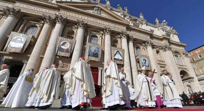 Canonizzazioni, il Papa: “La preghiera è la medicina del cuore”