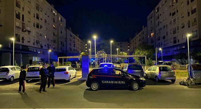 Armi e droga, blitz dei carabinieri a Tor Bella Monaca: 16 arresti
