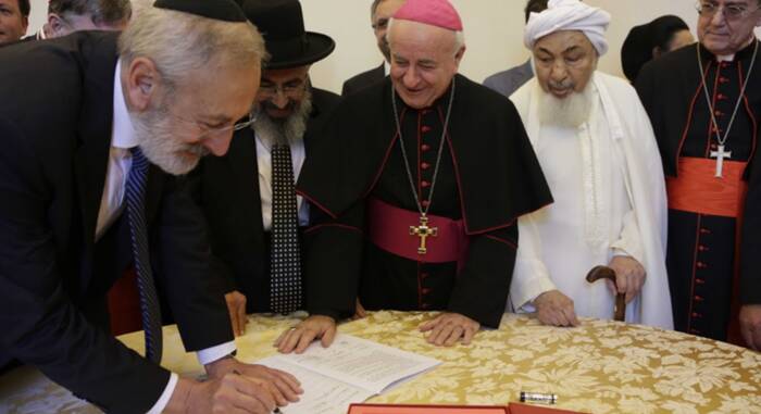 Vaticano: cristiani, ebrei e musulmani uniti contro l’eutanasia