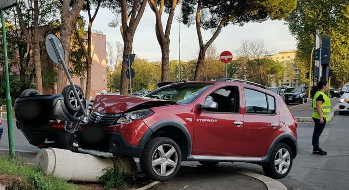 Roma, auto si ribalta vicino alla Farnesina: quattro feriti tra cui due bimbi