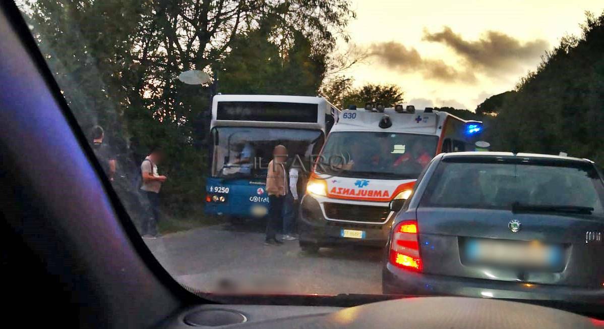 Fiumicino, auto tampona un Cotral su via Portuense: traffico in tilt