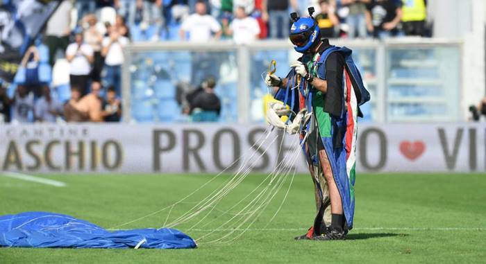 Imprevisto al Mapei Stadium, paracadutista atterra in campo durante Sassuolo-Inter