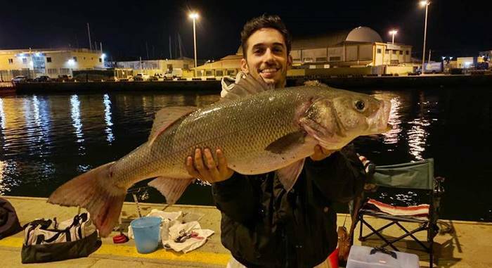 Sorpresa sul litorale romano, pescata a Fiumicino una spigola di 8,4 chili
