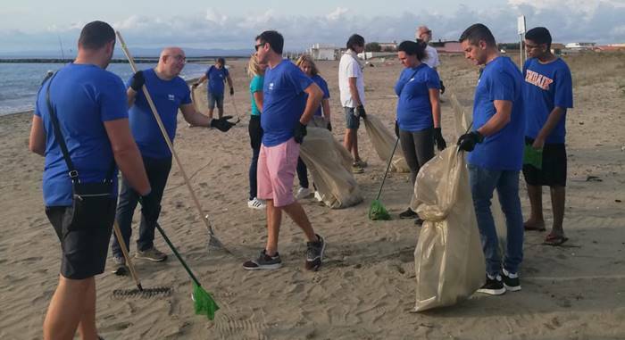 Focene, i dipendenti della Icarus ripuliscono la spiaggia dai rifiuti