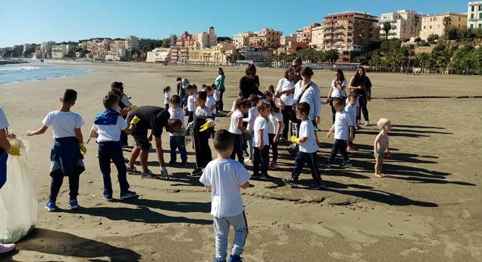 Nettuno, i piccoli studenti della San Giovanni ripuliscono la spiaggia dai rifiuti