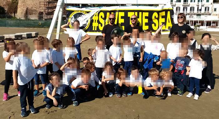 Nettuno, i piccoli studenti della San Giovanni ripuliscono la spiaggia dai rifiuti