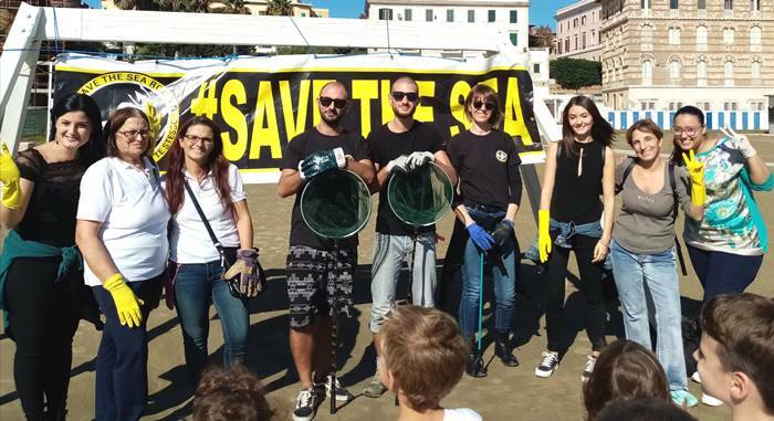 Nettuno, i piccoli studenti della San Giovanni ripuliscono la spiaggia dai rifiuti