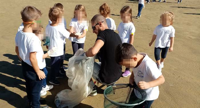 Nettuno, i piccoli studenti della San Giovanni ripuliscono la spiaggia dai rifiuti