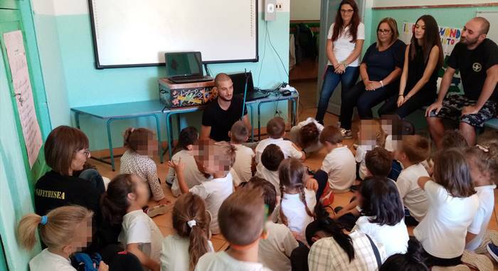 Nettuno, i piccoli studenti della San Giovanni ripuliscono la spiaggia dai rifiuti