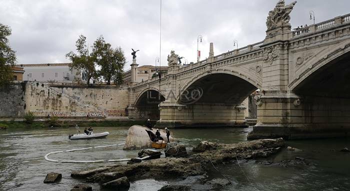 Bonifica del Tevere, rimosso lo storico barcone sotto ponte Vittorio Emanuele II