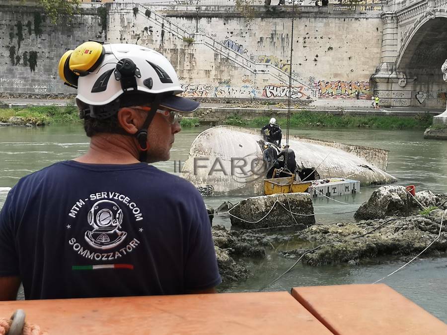 Roma, al via le operazioni di rimozione dello storico barcone sul Tevere