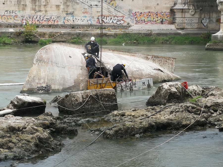 Roma, al via le operazioni di rimozione dello storico barcone sul Tevere
