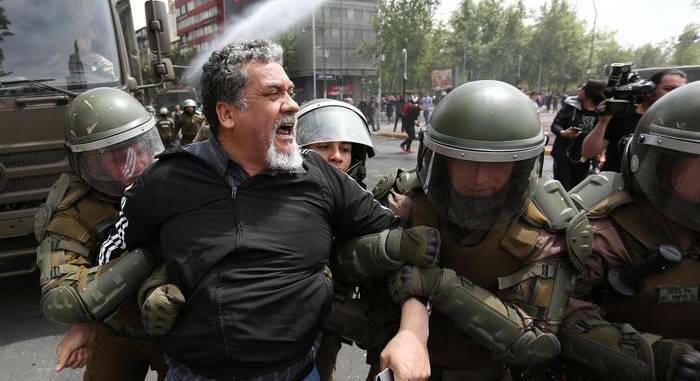 Il coprifuoco non ferma gli scontri e la violenza in Cile, Piñera: “Siamo in guerra”