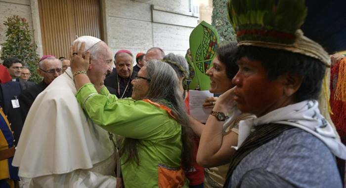 Sinodo, il Papa si fa indios e bacchetta la Curia