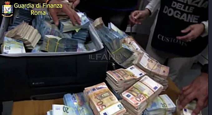 Tre milioni di euro in contanti nascosti in valigia tra i fogli di giornale