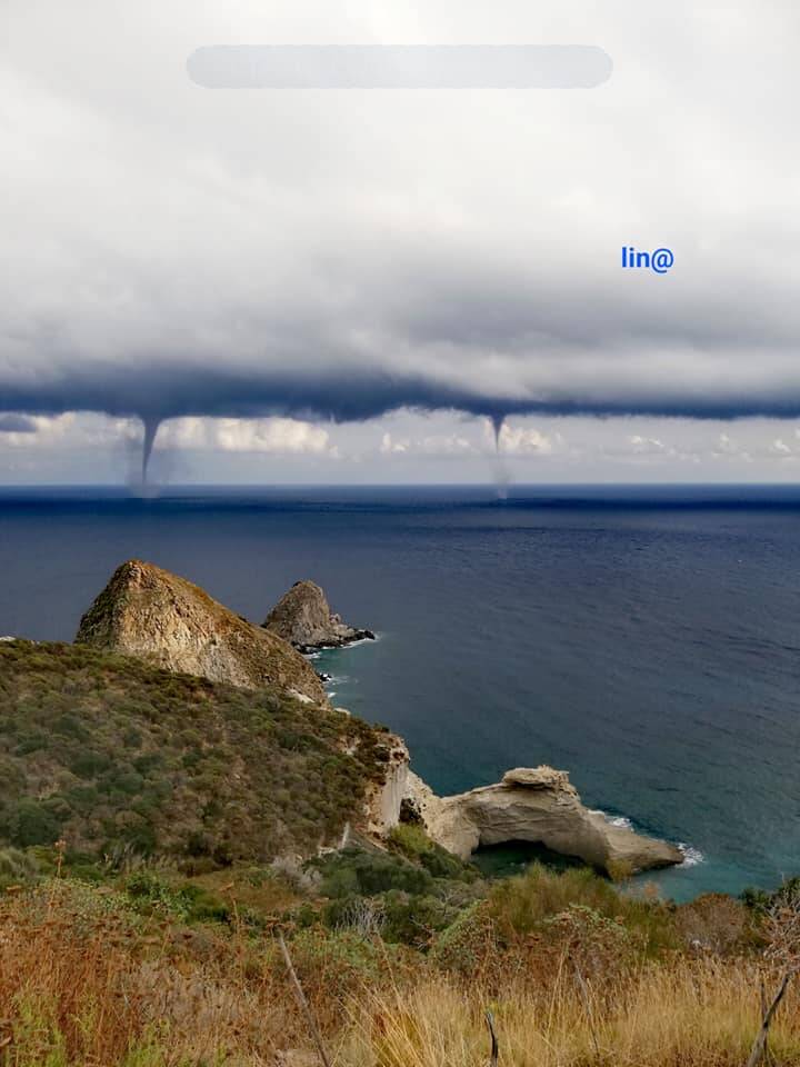 L’isola di Ponza circondata da trombe d’aria