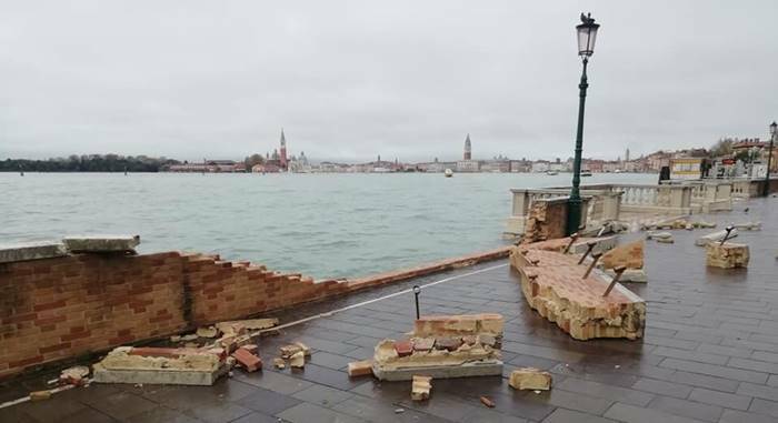 Venezia, acqua alta da record: due morti. Gravi danni alla basilica di San Marco
