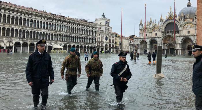 Venezia, acqua alta da record: due morti. Gravi danni alla basilica di San Marco