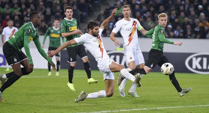 Fazio, gioia e dolore: Borussia Mönchengladbach-Roma finisce 2-1