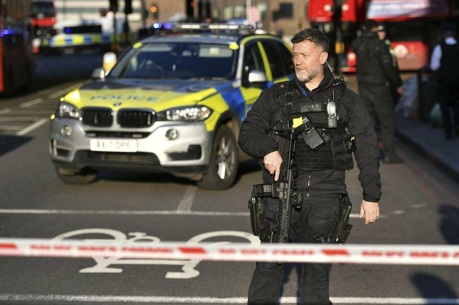 Attacco con un coltello a Londra, l’Isis rivendica