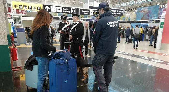 Sorpresi a rubare al duty-free shop dell’aeroporto di Fiumicino: denunciati 4 passeggeri