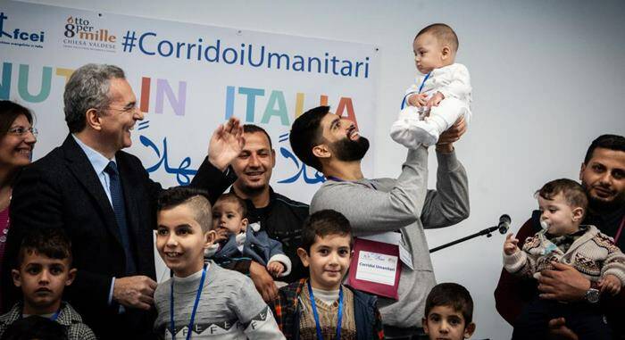 Corridoi umanitari, a Fiumicino atterrano 86 profughi siriani