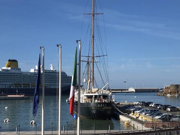 Da Gaeta a Civitavecchia: "La Signora del vento" accolta in porto