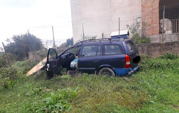 Degrado nelle frazioni, Minturno libera: “A Santa Maria Infante auto abbandonata da oltre un anno”