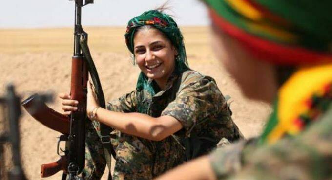 A Passoscuro un murales per omaggiare le donne combattenti del popolo curdo
