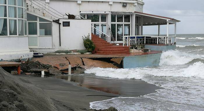 Fregene, le mareggiate aggravano i danni dell’erosione: Montino chiede lo stato di calamità