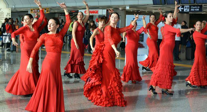 Flamenco in aeroporto, a Fiumicino il flash mob contro la violenza sulle donne