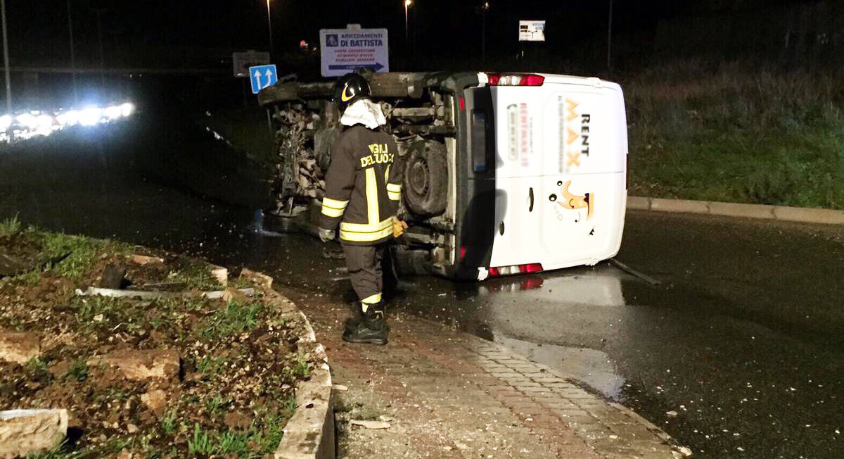 Civitavecchia, furgone urta la rotonda e si ribalta, intervengono i Vigili del Fuoco