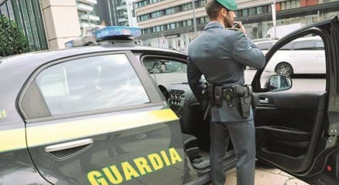 La Finanza di Fiumicino scopre banda di falsari: maxi sequestro di scarpe tarocche