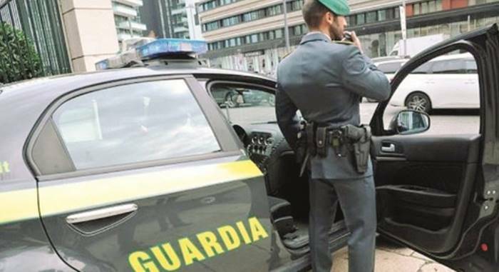 Roma, addobbi natalizi pericolosi: maxi sequestro della Guardia di Finanza