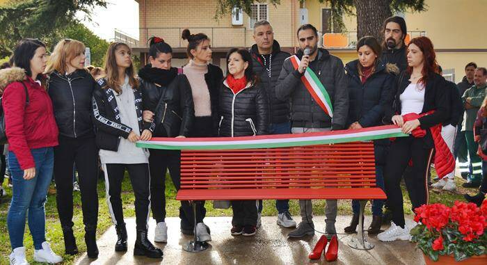 Pomezia, inaugurata la panchina rossa dedicata a tutte le donne vittime di femminicidio