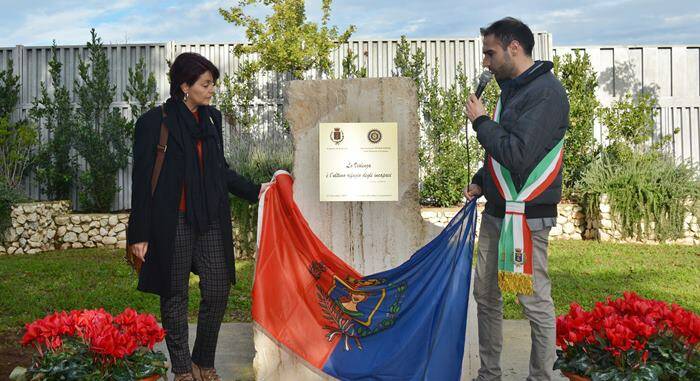 Pomezia, inaugurata la panchina rossa dedicata a tutte le donne vittime di femminicidio