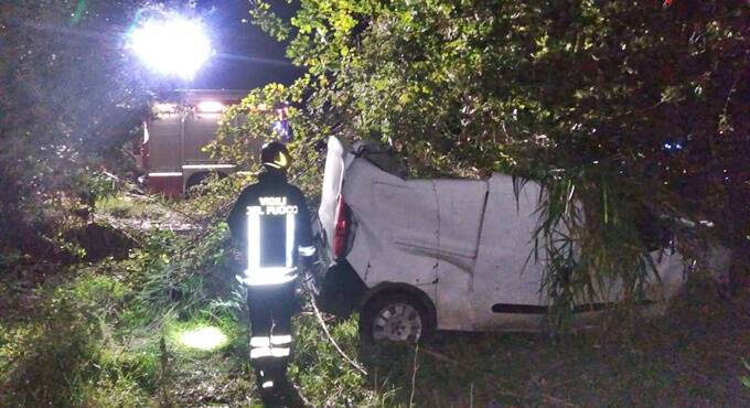 Incidente a Fondi: auto esce fuori strada finendo in una fratta, 2 feriti