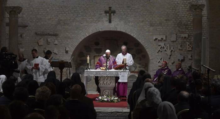 Messa del Papa nelle catacombe di Roma: “Il posto del cristiano è nelle mani di Dio”