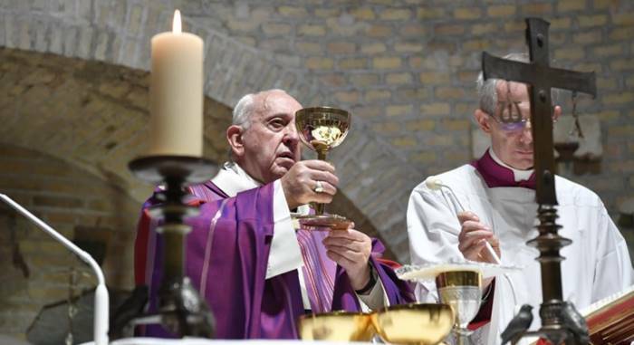 Messa del Papa nelle catacombe di Roma: “Il posto del cristiano è nelle mani di Dio”