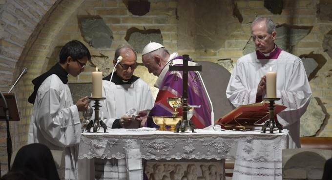 Messa del Papa nelle catacombe di Roma: “Il posto del cristiano è nelle mani di Dio”