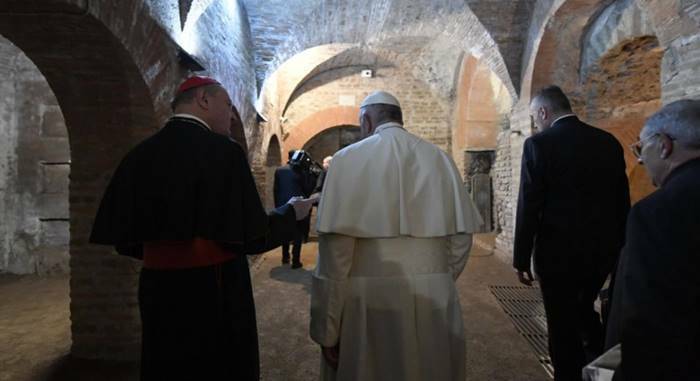 Messa del Papa nelle catacombe di Roma: “Il posto del cristiano è nelle mani di Dio”