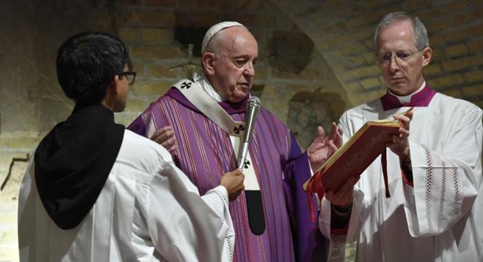 Messa del Papa nelle catacombe di Roma: “Il posto del cristiano è nelle mani di Dio”