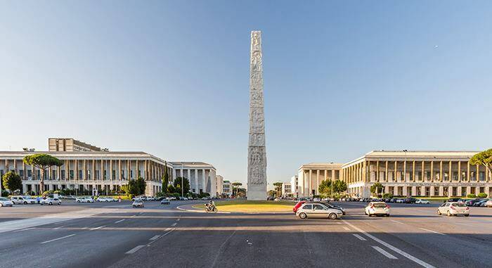 Giornata contro la violenza sulle donne, l’obelisco dell’Eur si illumina di rosso