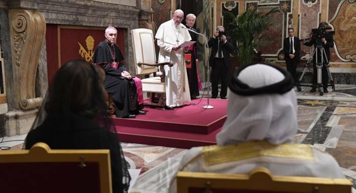 Papa Francesco: “Bandire dalla faccia della Terra ogni abuso sui minori”