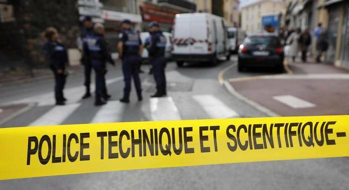 Francia, sfondano il portone della Cattedrale con un ariete e rubano le opere d’arte