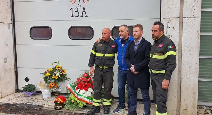 Ostia, una corona di fiori in via Celli in ricordo dei pompieri morti ad Alessandria