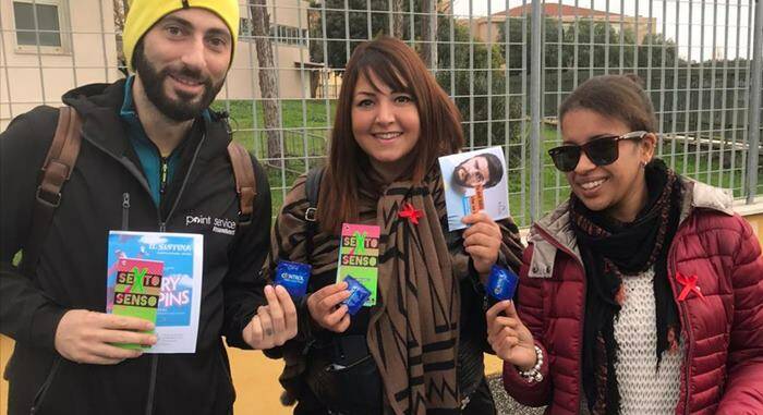 Giornata mondiale contro l’Hiv, distribuiti preservativi e materiali informativi davanti al liceo di Maccarese