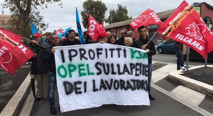 Vertenza Opel, a Fiumicino la marcia di protesta degli operai licenziati