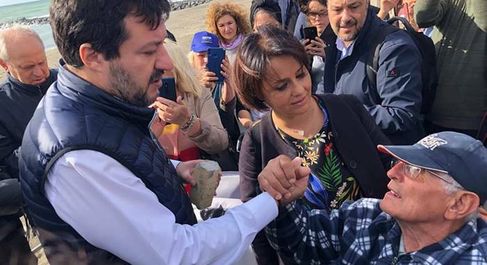 Salvini in visita a Ostia attacca la Raggi: “Fai altro nella vita” – VIDEO